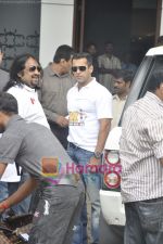 Salman Khan leaves for CCL opening ceremony in Airport, Mumbai on 3rd June 2011 (2).JPG